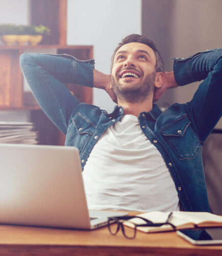 Busqueda-Laboral Guy Setting On A Desk